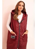 Dámska prešívaná vesta s kapucňou na zips v bordovej farbe