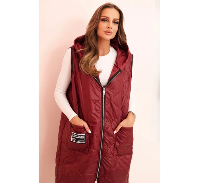 Dámska prešívaná vesta s kapucňou na zips v bordovej farbe
