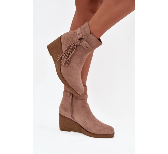 Zateplené dámské kotníkové boty na platformě s třásněmi béžové model 21711536 - Boto Zateplené dámské kotníkové boty na platformě s třásněmi béžové model 21711536 - Boto