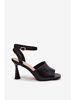 Dámské sandály na podpatku model 22126177 Černé - VINCEZA
