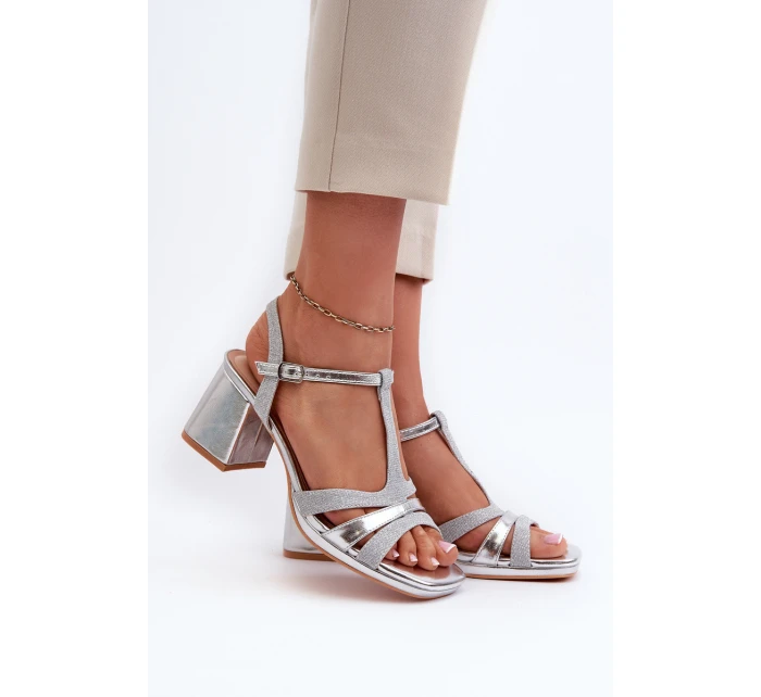 Dámské sandály na podpatku z ekokože stříbrné model 21661945 - EVENTO