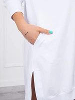 Šaty s kapucňou a dlhším chrbtom biele