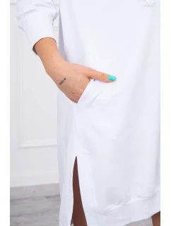 Šaty s kapucňou a dlhším chrbtom biele