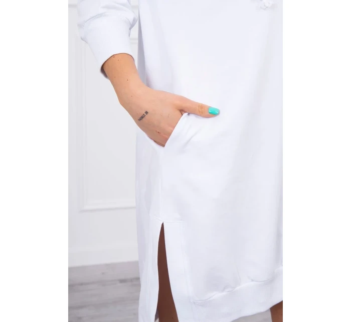 Šaty s kapucňou a dlhším chrbtom biele