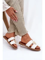 Dámské sandály na plochém podpatku se zlatou ozdobou bílé model 21697094 - EVENTO