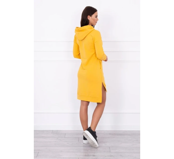 Šaty s dlhším chrbtom a farebnou horčicovou potlačou