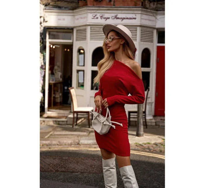 M818 Pletené šaty so spadnutými ramenami - červené M818 Pletené šaty so spadnutými ramenami - červené