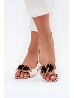 Kožené dámské sandály na klínku s ozdobným květem model 21703147 bílé - Laura Messi