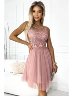 522-1 CATERINA Dámske šaty s gipurom a jemným tylom - Powder Pink 522-1 CATERINA Dámske šaty s gipurom a jemným tylom - Powder Pink