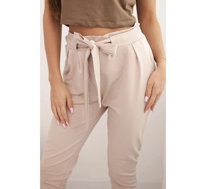 Dámské kalhoty z bavlny s vázáním v pase a model 21768706 nohavicemi béžové - K-Fashion Dámské kalhoty z bavlny s vázáním v pase a model 21768706 nohavicemi béžové - K-Fashion