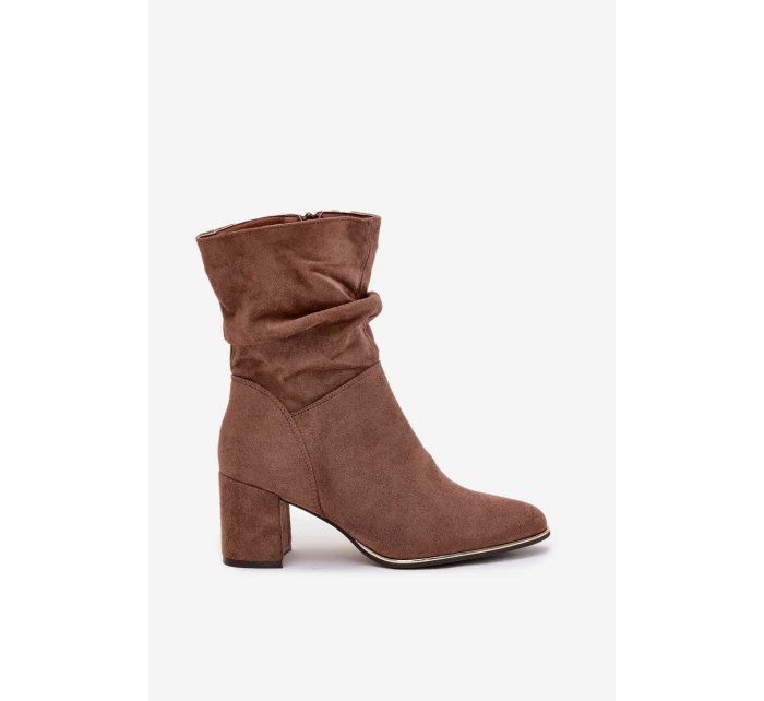 Zateplené dámské kotníkové boty s řasením na sloupkovém podpatku hnědé model 21711655 - Boto Zateplené dámské kotníkové boty s řasením na sloupkovém podpatku hnědé model 21711655 - Boto