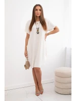 Šaty s vreckami a príveskom svetlo béžovej farby Šaty s vreckami a príveskom svetlo béžovej farby