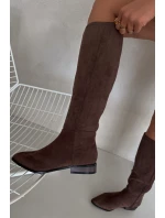 Dámské semišové kozačky na nízkém podpatku model 21848558 – hnědé - Kesi