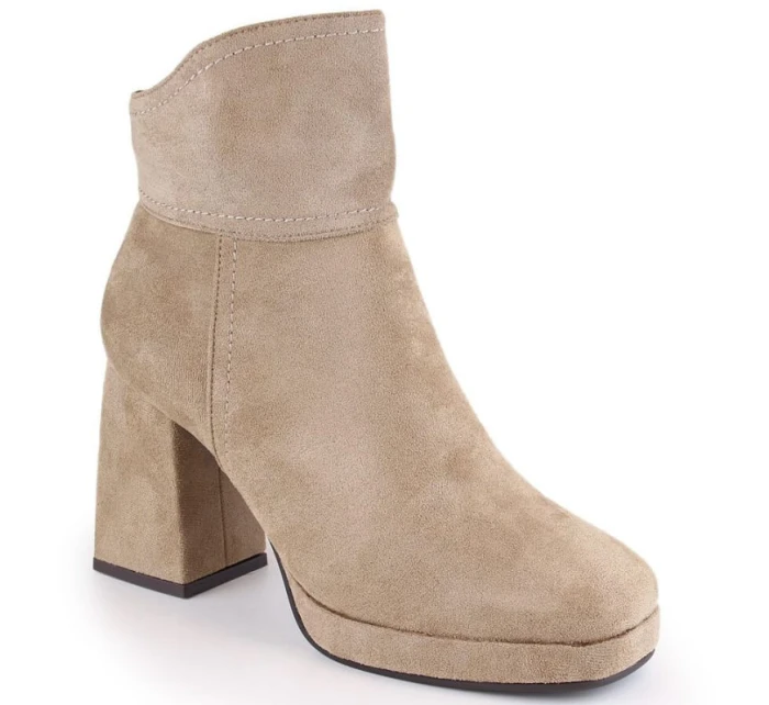 Dámske zateplené semišové čižmy na podpätku W SAN24B béžové - M.Daszynski Dámske zateplené semišové čižmy na podpätku W SAN24B béžové - M.Daszynski