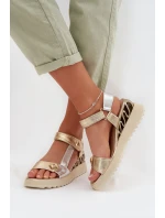 Model topánok na klinoch 225201 Krok v štýle Model topánok na klinoch 225201 Krok v štýle