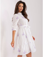 Bielo-fialové splývavé šaty s volánom