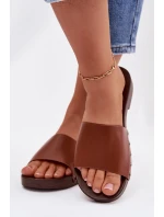Dámské pantofle s přezkami na nízkém podpatku Camel model 21954688 - Boto Dámské pantofle s přezkami na nízkém podpatku Camel model 21954688 - Boto