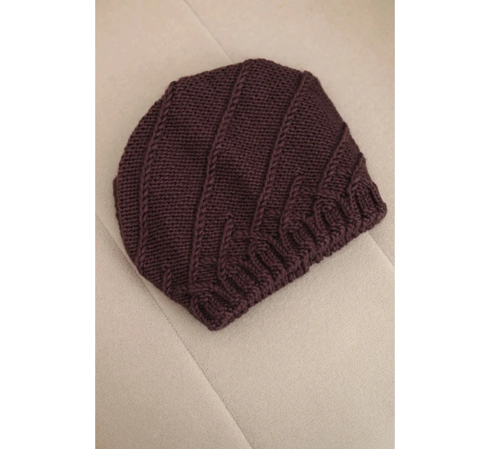 Dámská zimní čepice s ozdobným pletením a střihem tmavě fialová model 21878059 - K-Fashion