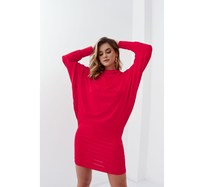 Štýlové šaty v mnohých ohľadoch červená