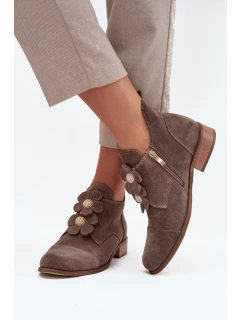 Semišové dámské polobotky s ozdobnými květinami model 21707536 tmavě béžové - Zazoo