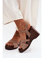 Dámské sandály na platformě se zlatými přezkami Béžové Velvra