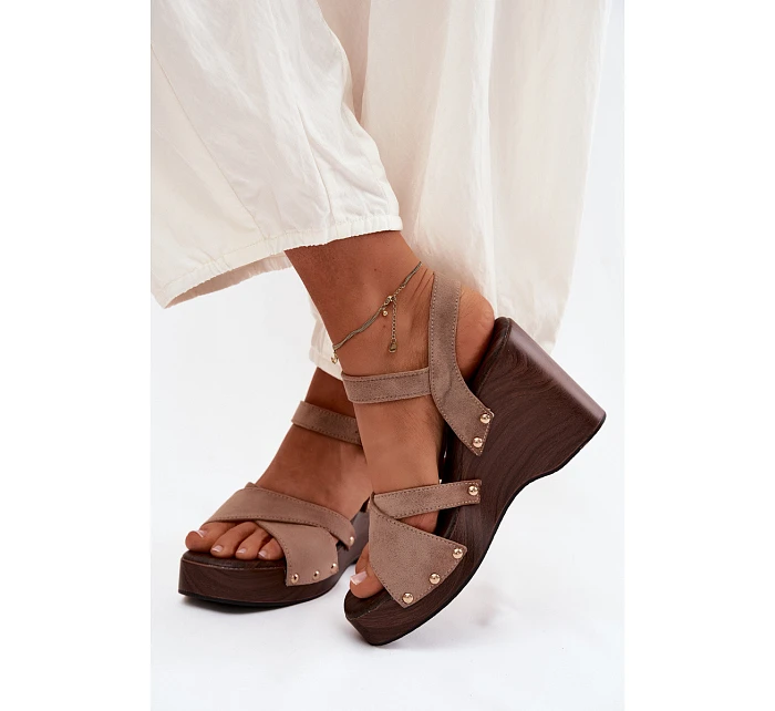 Dámské sandály na platformě se zlatými přezkami Béžové model 22122841 - Boto