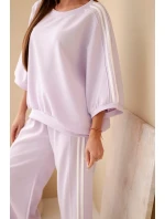 Dámsky viskózový maslový komplet so širokými nohavicami a voľnou blúzkou svetlo fialový