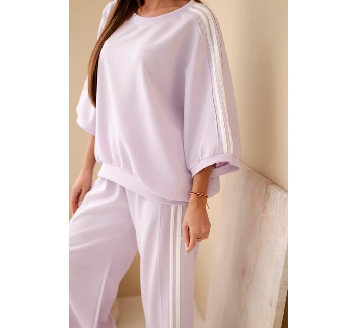 Dámsky viskózový maslový komplet so širokými nohavicami a voľnou blúzkou svetlo fialový