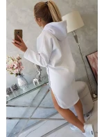 Šaty s kapucí a bočním rozparkem bílé
