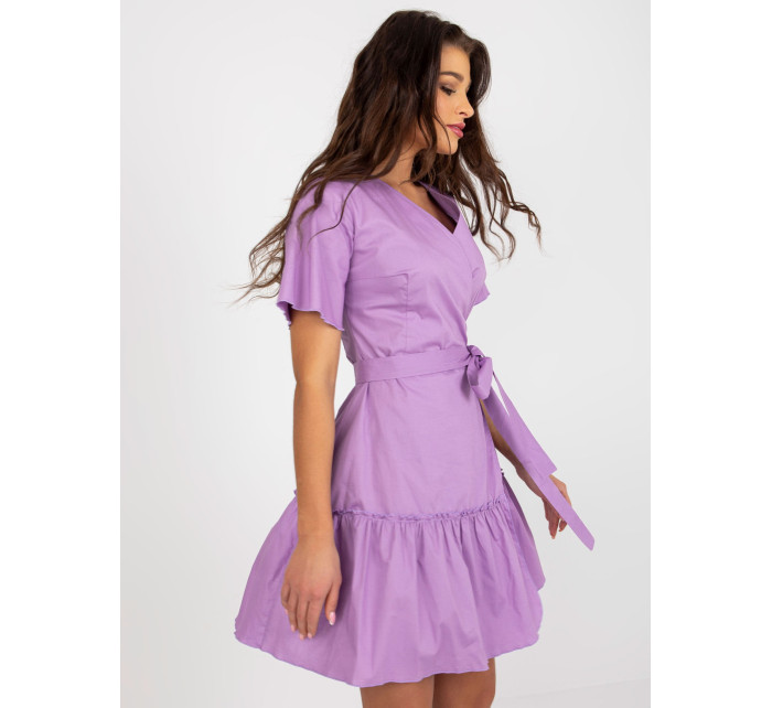 Svetlo fialové splývavé šaty s volánom