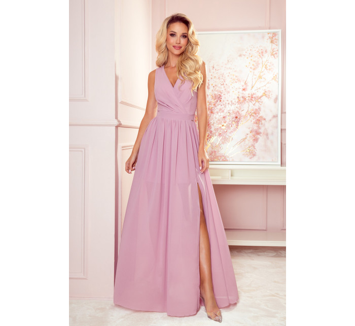 Dlouhé dámské šaty v pudrově růžové barvě s výstřihem a zavazováním model 17002029 - numoco