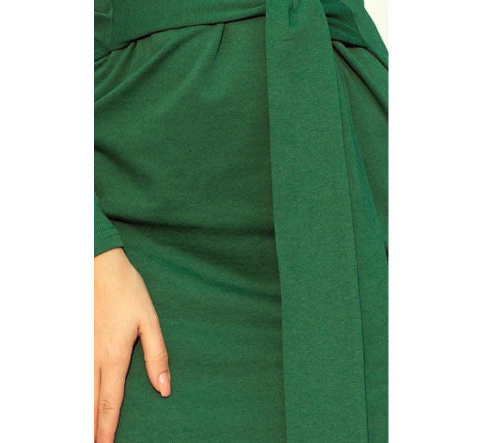 Dámske šaty v fľaškovo zelenej farbe so širokým opaskom k zaväzovanie model 6330424