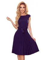 LILA Tmavě modré dámské plisované šaty s krátkými rukávy model 17276548 - numoco LILA Tmavě modré dámské plisované šaty s krátkými rukávy model 17276548 - numoco