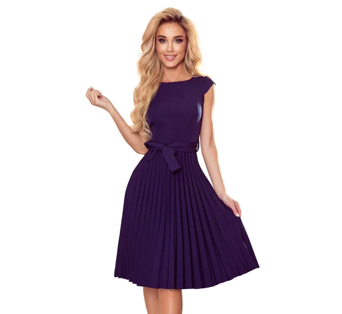 LILA Tmavě modré dámské plisované šaty s krátkými rukávy model 17276548 - numoco LILA Tmavě modré dámské plisované šaty s krátkými rukávy model 17276548 - numoco