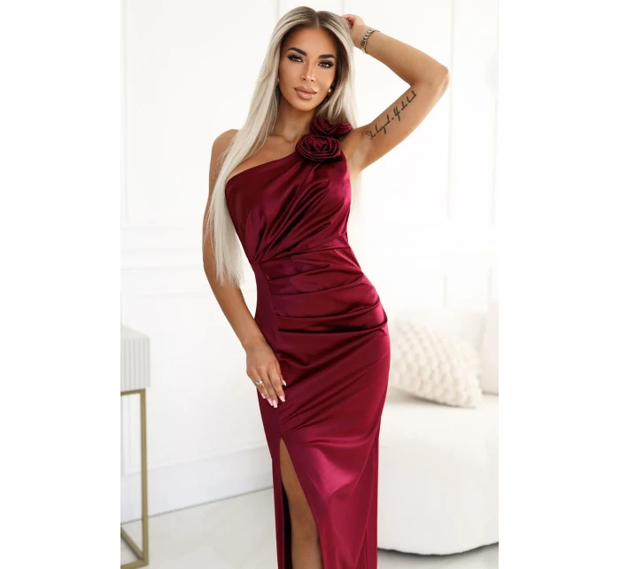 Dlouhé dámské saténové šaty ve vínové bordó barvě přes jedno s růžemi model 21290263 - numoco basic Dlouhé dámské saténové šaty ve vínové bordó barvě přes jedno s růžemi model 21290263 - numoco basic