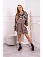 Velúrové šaty s maskovacím motívom mocca