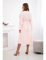 Šaty se model 21908515 plisovaným lemem pudrově růžová - K-Fashion