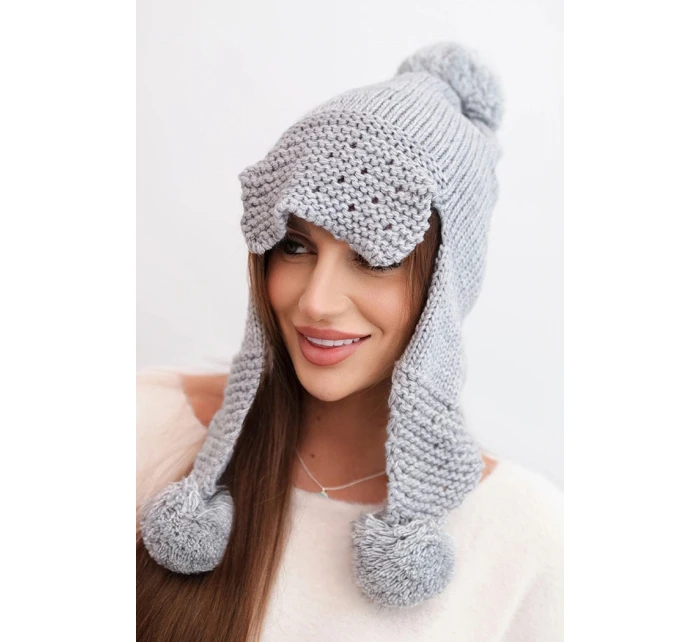 Dámská zimní čepice s kšiltem a světle šedá model 21783027 - K-Fashion Dámská zimní čepice s kšiltem a světle šedá model 21783027 - K-Fashion