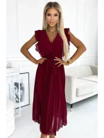 Plisované dámské šaty v vínové barvě s výstřihem a páskem model 21819820 - numoco basic Plisované dámské šaty v vínové barvě s výstřihem a páskem model 21819820 - numoco basic
