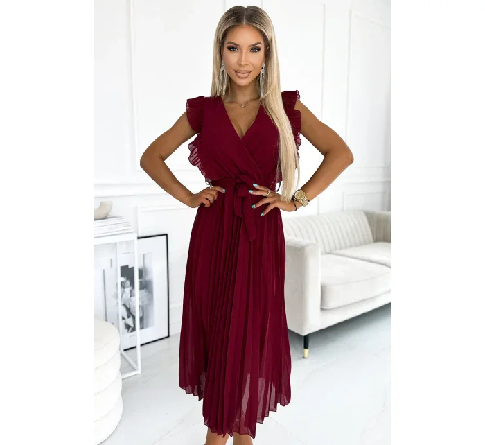 Plisované dámské šaty v vínové barvě s výstřihem a páskem model 21819820 - numoco basic Plisované dámské šaty v vínové barvě s výstřihem a páskem model 21819820 - numoco basic