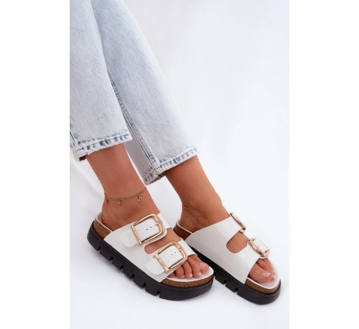 Lakované dámské pantofle Ploché se zlatými sponami model 22122981 bílé - Lee Cooper