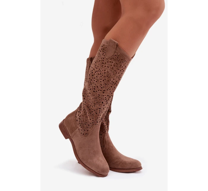 Dámské perforované kozačky na plochém podpatku model 21998034 Hnědé - S.Barski Dámské perforované kozačky na plochém podpatku model 21998034 Hnědé - S.Barski