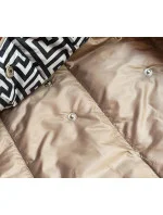Béžovo-biela preložená obálková dámska bunda s kapucňou (B8040-12026) Béžovo-biela preložená obálková dámska bunda s kapucňou (B8040-12026)