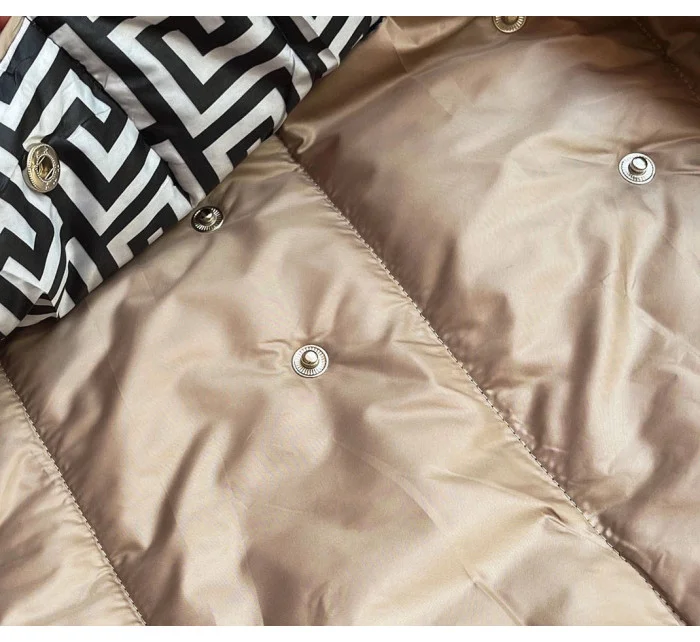 Béžovo-biela preložená obálková dámska bunda s kapucňou (B8040-12026) Béžovo-biela preložená obálková dámska bunda s kapucňou (B8040-12026)