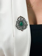 Brož model 18753863 stříbrná + zelená - K-Fashion