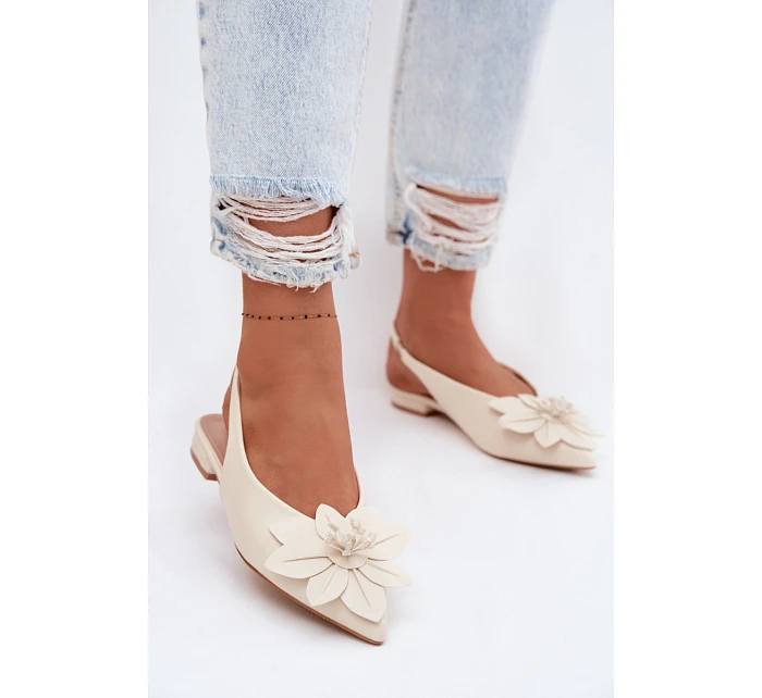 Dámské sandály na nízkém podpatku s květem model 22102823 - Boto