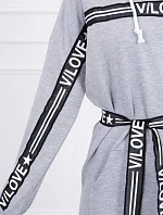 Šaty zdobené stuhou s nápisom šedá