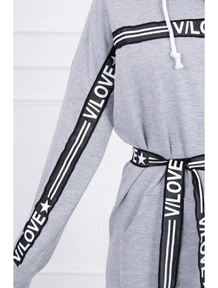 Šaty zdobené stuhou s nápisom šedá