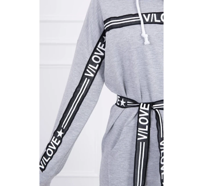 Šaty zdobené stuhou s nápisom šedá