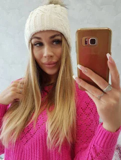 Fleecová kostkovaná čepice model 18750203 ecru - K-Fashion
